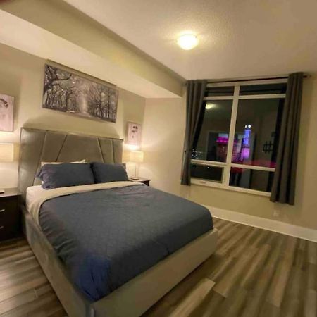 מיסיסאוגה Luxurious 1 Bedroom Den, 1 Bath Condo Square One מראה חיצוני תמונה