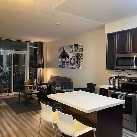 מיסיסאוגה Luxurious 1 Bedroom Den, 1 Bath Condo Square One מראה חיצוני תמונה