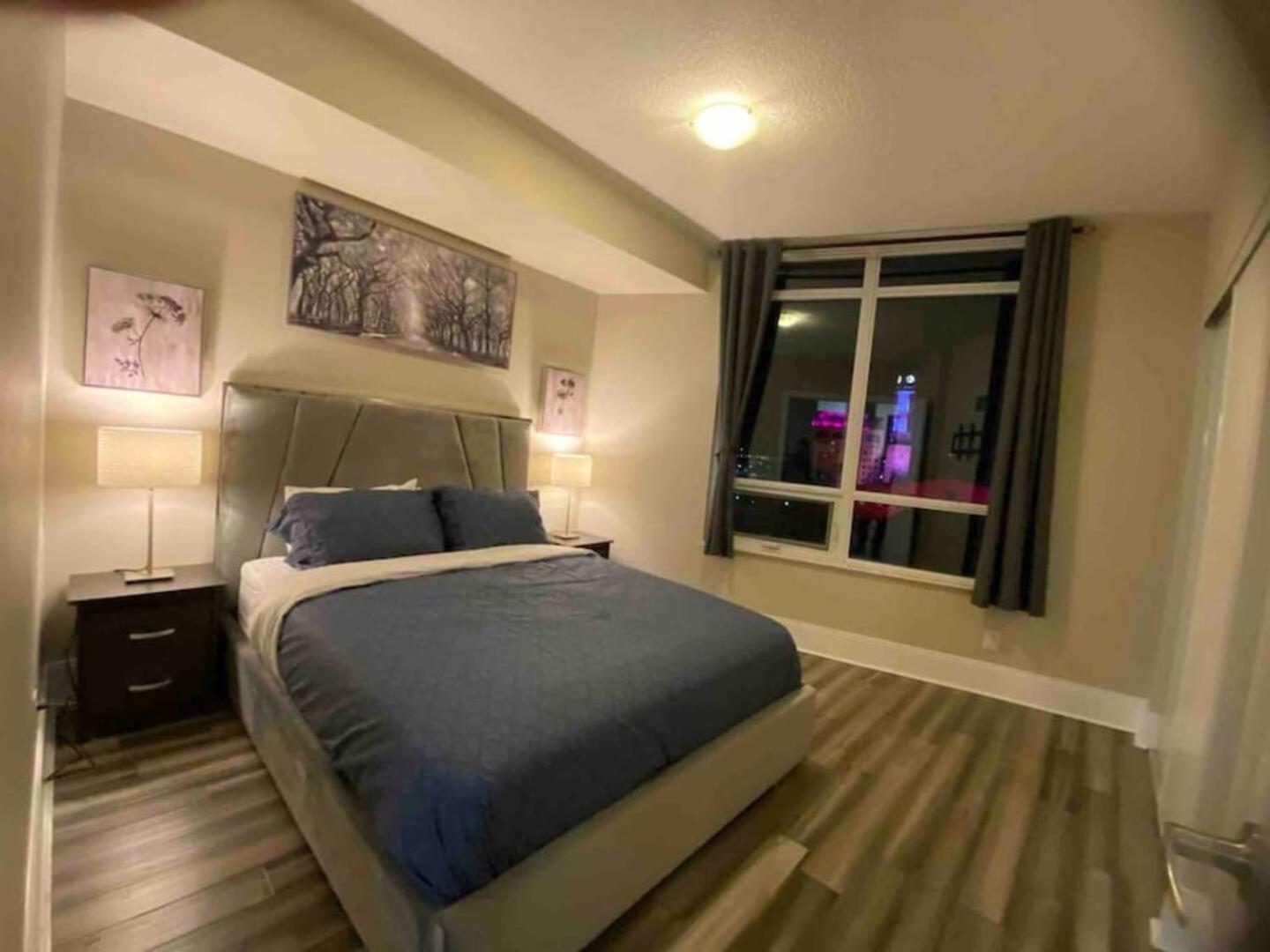 מיסיסאוגה Luxurious 1 Bedroom Den, 1 Bath Condo Square One מראה חיצוני תמונה