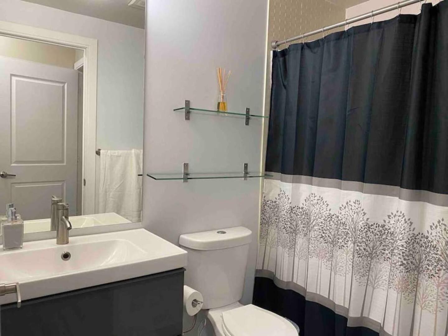 מיסיסאוגה Luxurious 1 Bedroom Den, 1 Bath Condo Square One מראה חיצוני תמונה